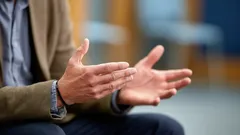 Wat betekent het volgens de psychologie als je tijdens het praten veel met je handen beweegt?