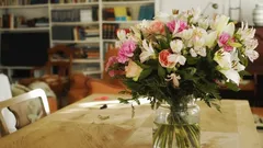 Zo houd je je bloemen langer vers in de vaas met simpele tips