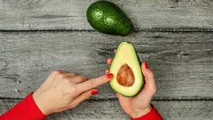 Hoe je de rijping van avocado's stuurt zodat je ze op het moment van perfecte rijpheid kunt eten