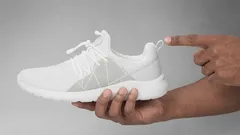 Waarom zit er een lusje achter op je sneakers? Dit wist je vast nog niet.