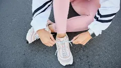 Muffe geur uit je schoenen verwijderen: simpele huismiddeltjes die werken