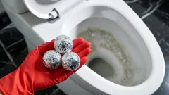 Aluminiumfolie in het waterreservoir van je wc – werkt deze populaire truc echt?