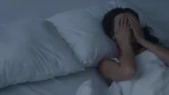 Waarom komen gênante momenten juist voor het slapengaan bovendrijven?