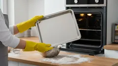 Huismiddeltjes om aangekoekte vetvlekken van aangebrande bakplaten te verwijderen