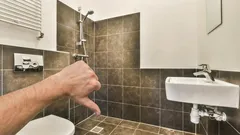 Vaarwel, traditionele badkamertegels: dé nieuwe, moderne en onderhoudsvriendelijke trend voor 2026