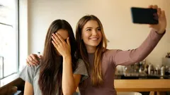 Wat het betekent als je niet graag op de foto gaat, volgens de psychologie