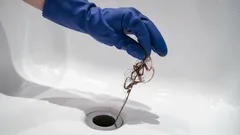 Geen azijn met baking soda: loodgieter onthult de beste manier om een verstopping in de badkamer te verhelpen