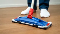 Handige truc: dit moet je aan het dweilwater toevoegen zodat je sokken schoon blijven