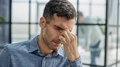 Veel mensen doen het zonder het te beseffen: een gebaar dat hun onzekerheid direct verraadt