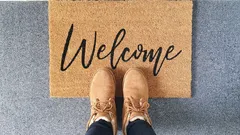 Leg dit onder je deurmat bij de voordeur en je vloer blijft altijd droog: handige truc