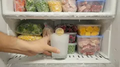 Waarom slimme mensen een muntje in de vriezer leggen als ze voor lange tijd van huis weggaan