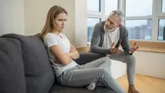 7 gewoontes die ouderen heel beleefd vinden, maar jongeren mateloos irriteren