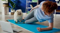 Zo krijg je na je 40e een platte buik zónder rugpijn of belasting van je wervelkolom