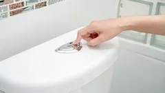 Weet jij waarom moderne toiletten twee spoelknoppen hebben?